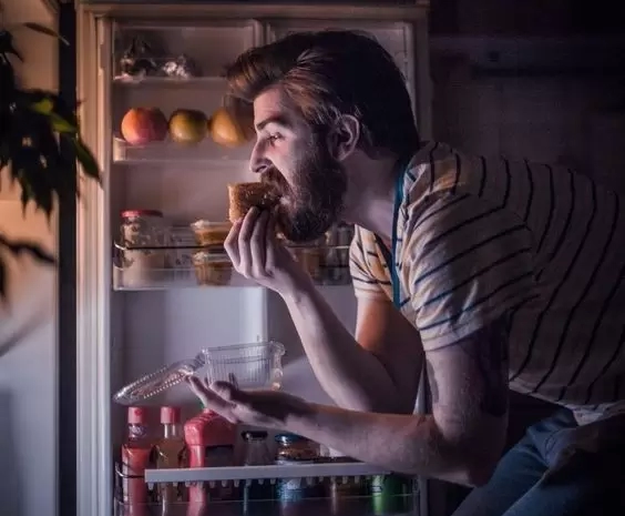  Late-Night Snacking Issues? What a Dietician Would Say